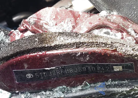 2018 Toyota Highlander Xle z USA, uszkodzony, nr VIN 5TDJZRFH8JS910442